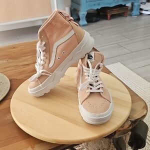 Vans Blush Women High-Top Sneakers with White Accents, size 7 New without tag